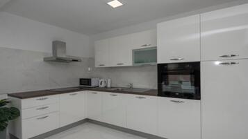 Coffee/tea maker, fridge, microwave, oven