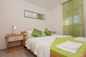 4 bedrooms, iron/ironing board, travel cot, free WiFi - Four Bedroom Villa With Terrace and Swimming pool (Imotski)