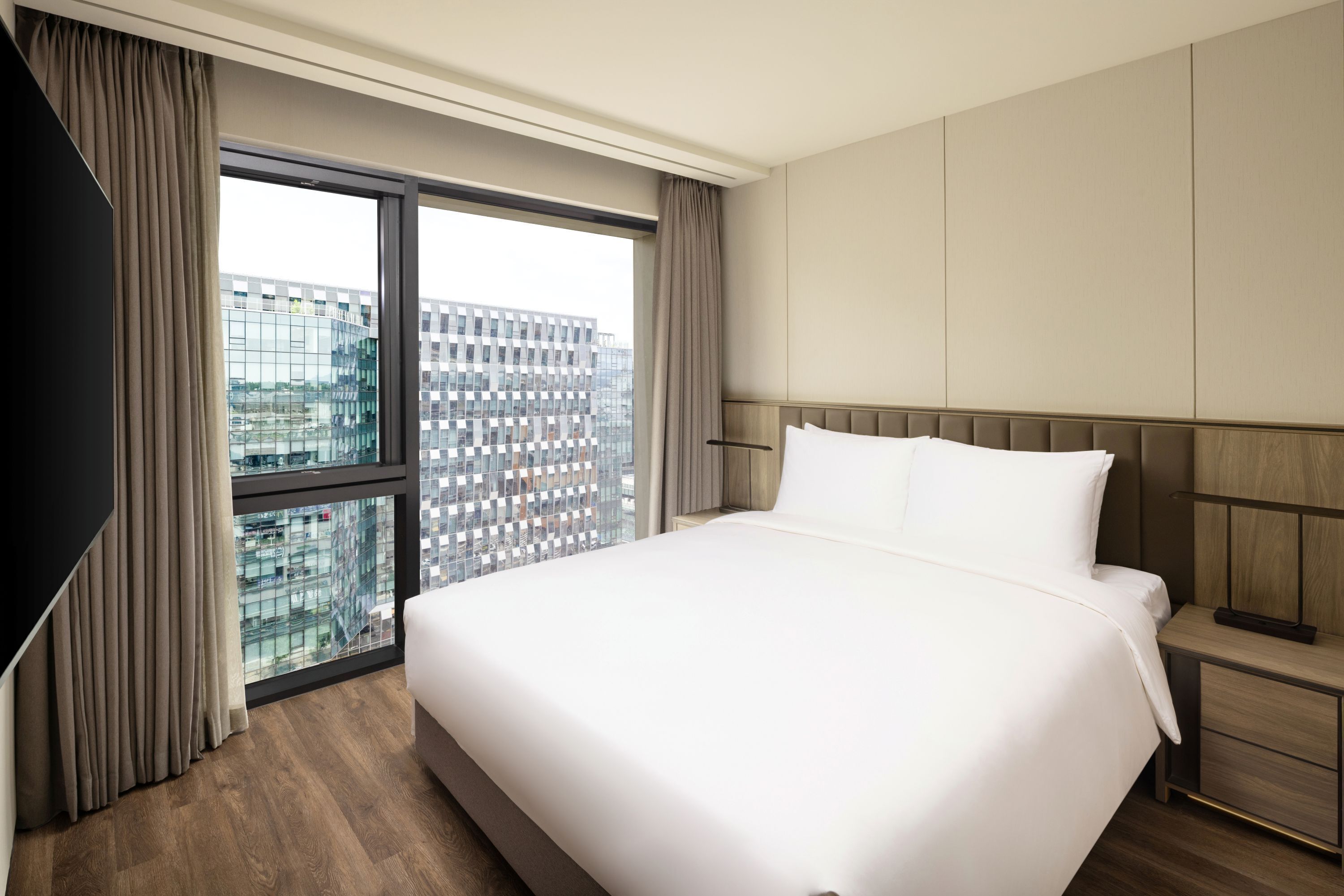 Deluxe Suite, 1 King Bed, Corner | In-room safe, desk, laptop workspace, blackout curtains
