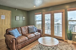 TV, fireplace, stereo - Eden Poolside Condo! Hottub + 3 nearby ski resorts (Eden)