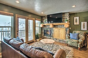 TV, fireplace, stereo - Eden Poolside Condo! Hottub + 3 nearby ski resorts (Eden)
