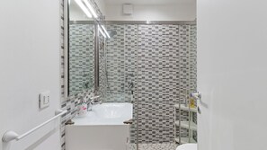 Shower, hair dryer, bidet, towels - Queen Home Cinzia - One Bedroom Apartment, Sleeps 4 (Mestre)