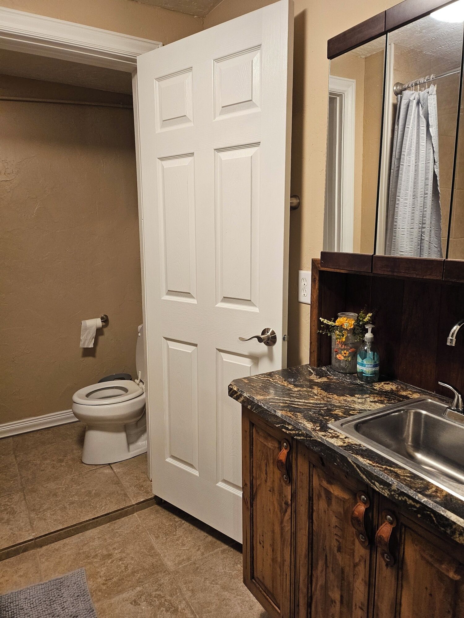 Secadora de cabello, toallas, jabón, papel de baño 