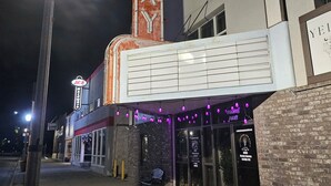 Un teatro con un cartel que dice 