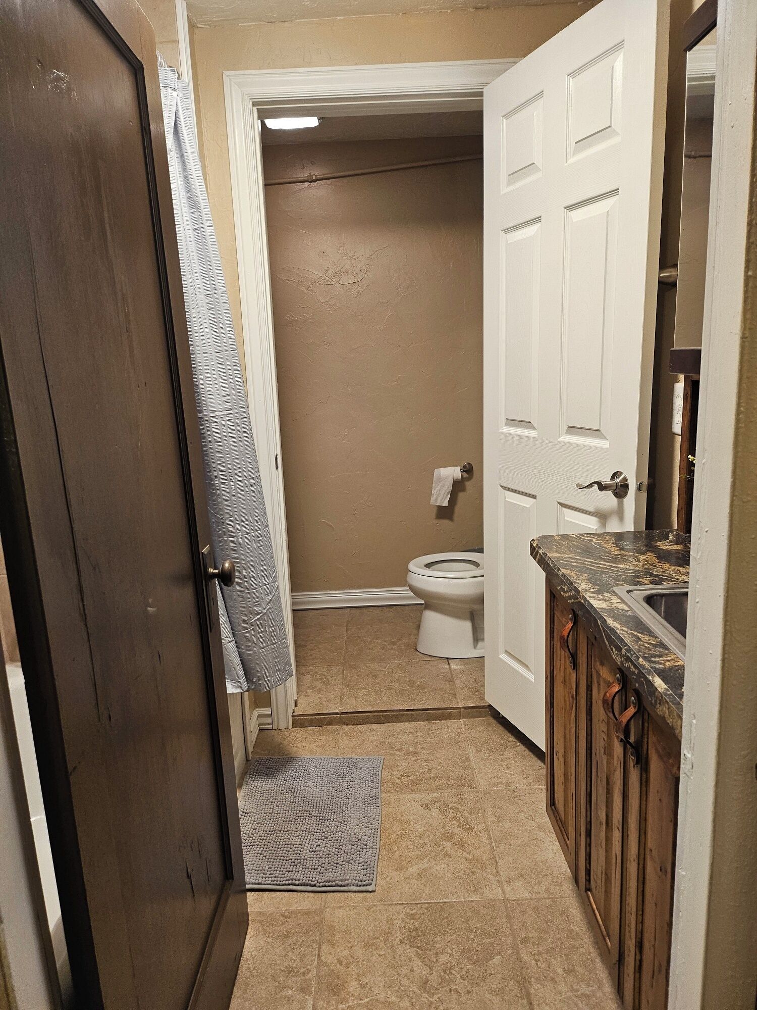 Secadora de cabello, toallas, jabón, papel de baño 