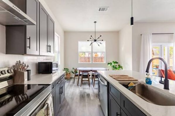 Private kitchen - Modern comfort in the heart of the city (San Antonio)