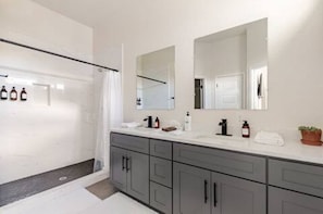 Shower, hair dryer, towels, soap - Modern comfort in the heart of the city (San Antonio)