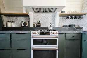 Private kitchen - Acorn Cove by LittleCreek+Co, Waterfront + Private Dock + Air Hockey (Frankston)