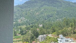 A view from a balcony with a mountain in the background and a clear sky. - The Lipton View Inn (Bandarawela)