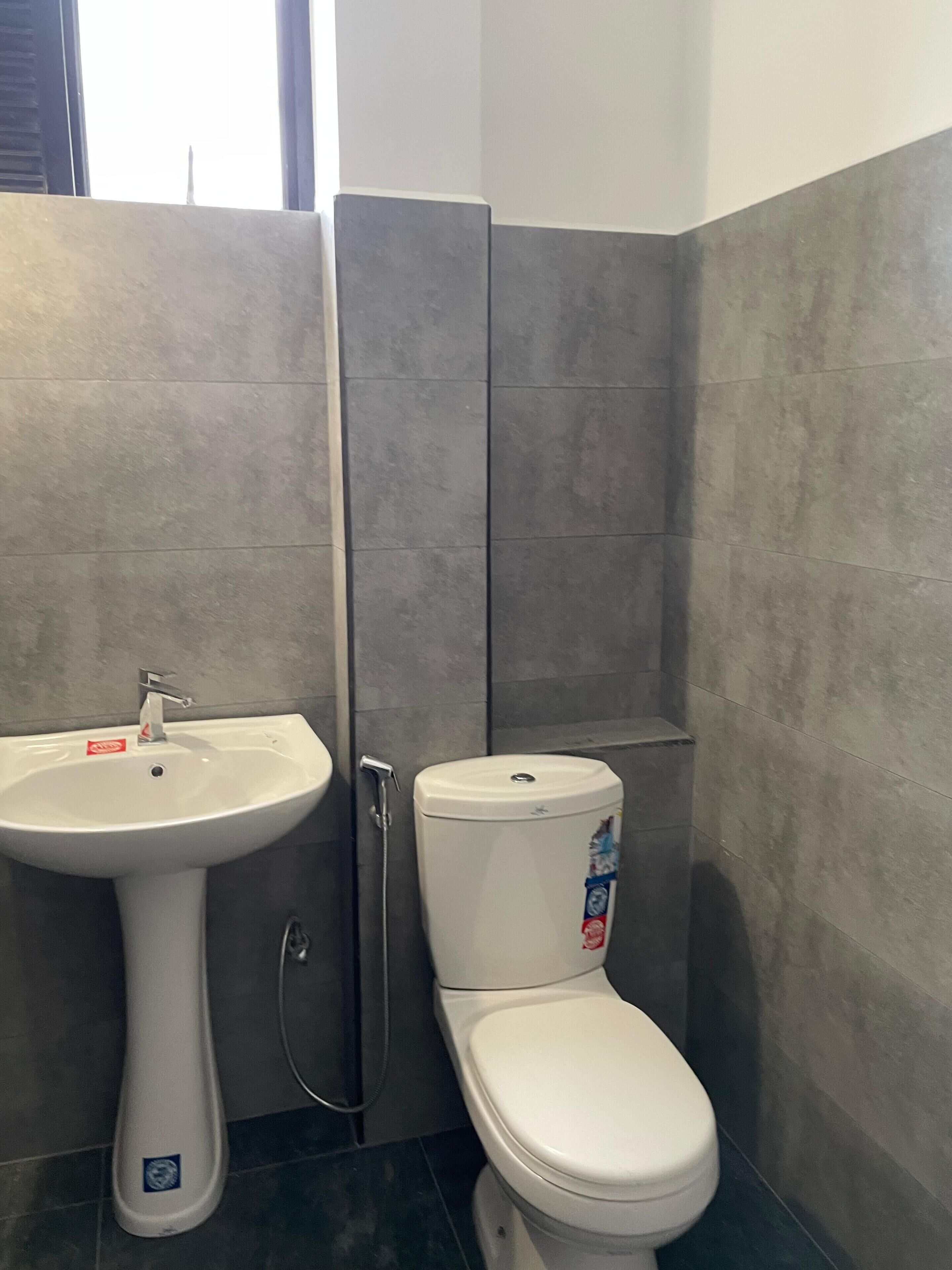 Deluxe dubbelrum - balkong - utsikt mot bergen | Badrum | Dusch, gratis toalettartiklar, handdukar och tvål