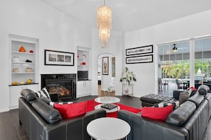 TV, books - Villa Timucuan: Modern 4 Bedroom Villa With Pool (Inverness)