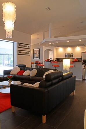 TV, books - Villa Timucuan: Modern 4 Bedroom Villa With Pool (Inverness)