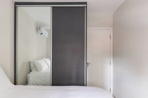 Cortinas blackout, tabla de planchar con plancha y wifi gratis 