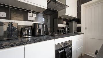 Habitación doble Confort, balcón | Cocina privada | Refrigerador con congelador, microondas, horno y parrilla de estufa