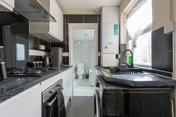 舒適雙人房, 陽台 | 私人廚房 | 大型冰箱、微波爐、烤箱、爐台