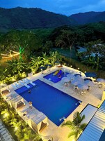 2 piscinas al aire libre, camas de piscina gratis, sombrillas