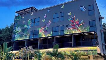 Vista frontal de la propiedad