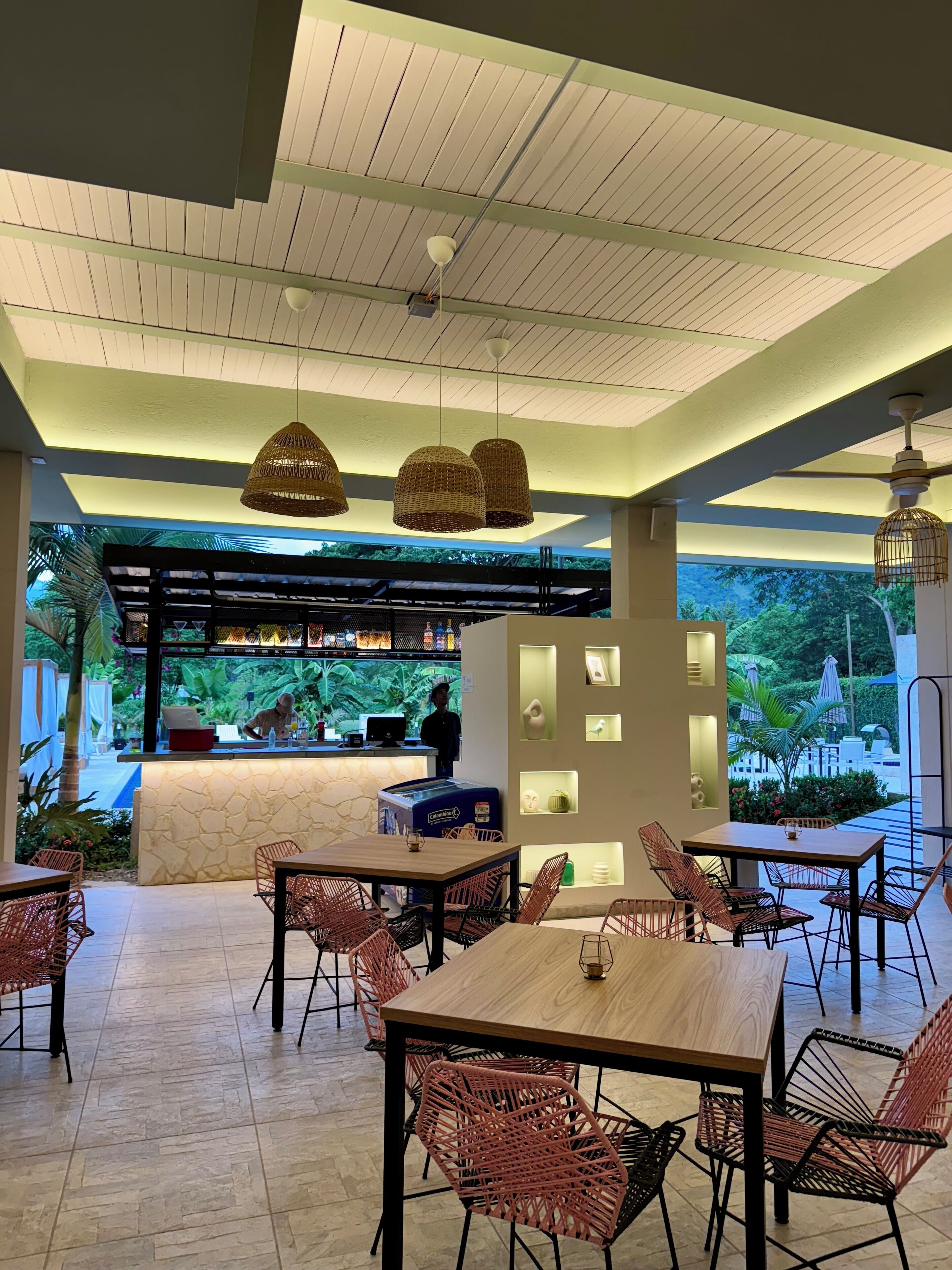 Un restaurant doté d’une terrasse, d’un bar et offrant une vue sur la verdure.