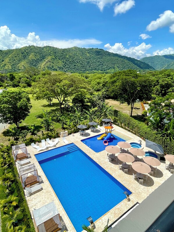 2 Außenpools, geöffnet von 09:00 Uhr bis 22:00 Uhr, Cabañas (kostenlos)