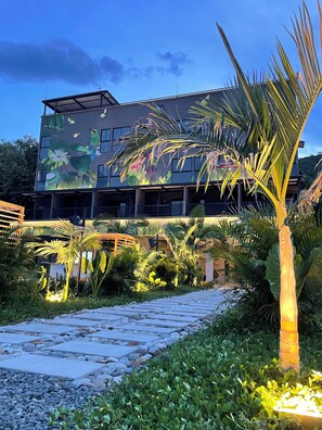 Fassade der Unterkunft – Abend/Nacht