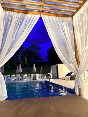 2 piscines extérieures, accès possible de 9 h à 22 h, cabanas gratuites