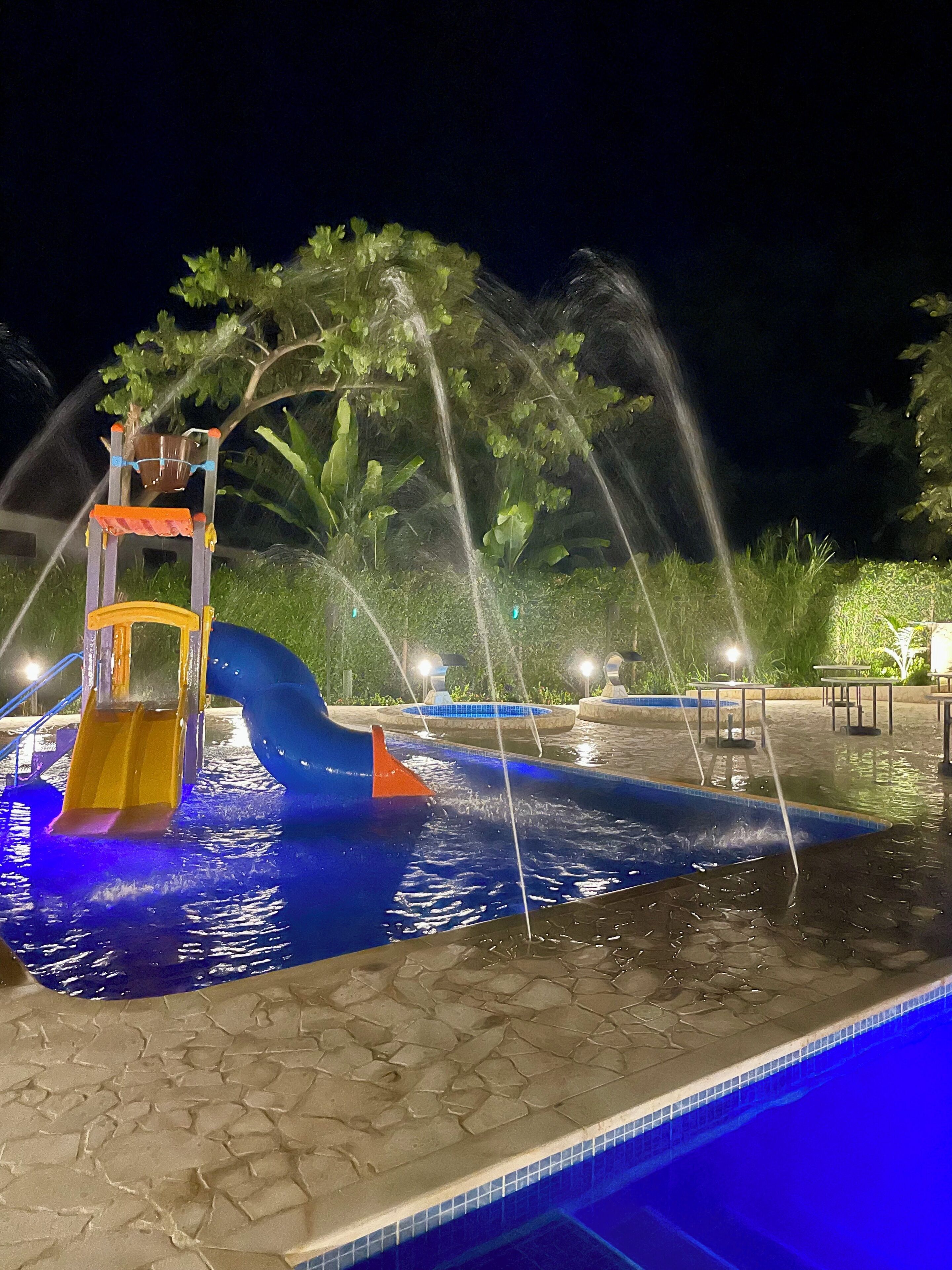 2 สระว่ายน้ำกลางแจ้ง เปิด 9:00 น. ถึง 22:00 น., คาบาน่าฟรี