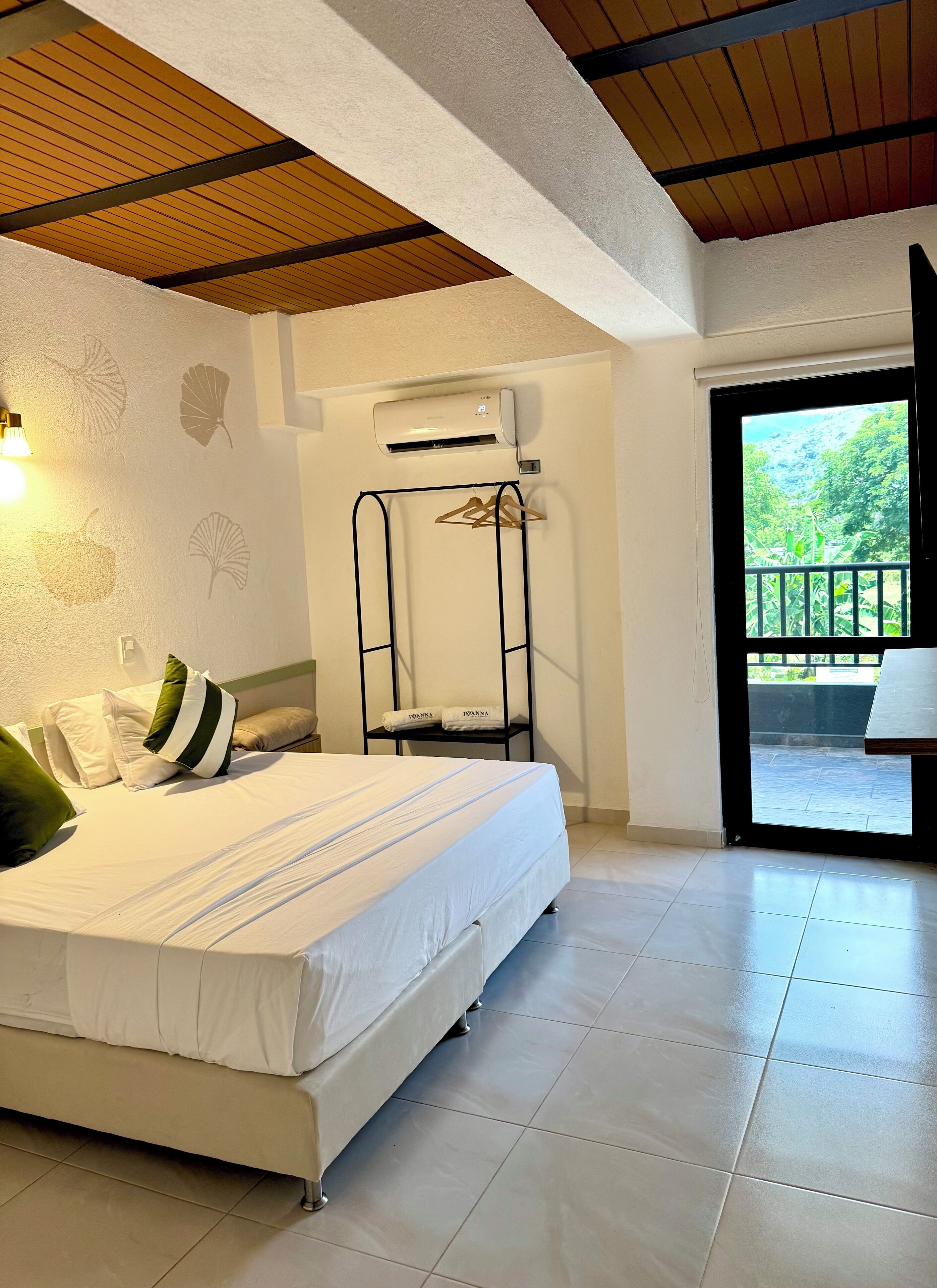 Habitación doble superior, vistas a la piscina | Ropa de cama de alta calidad, wifi gratis, ropa de cama