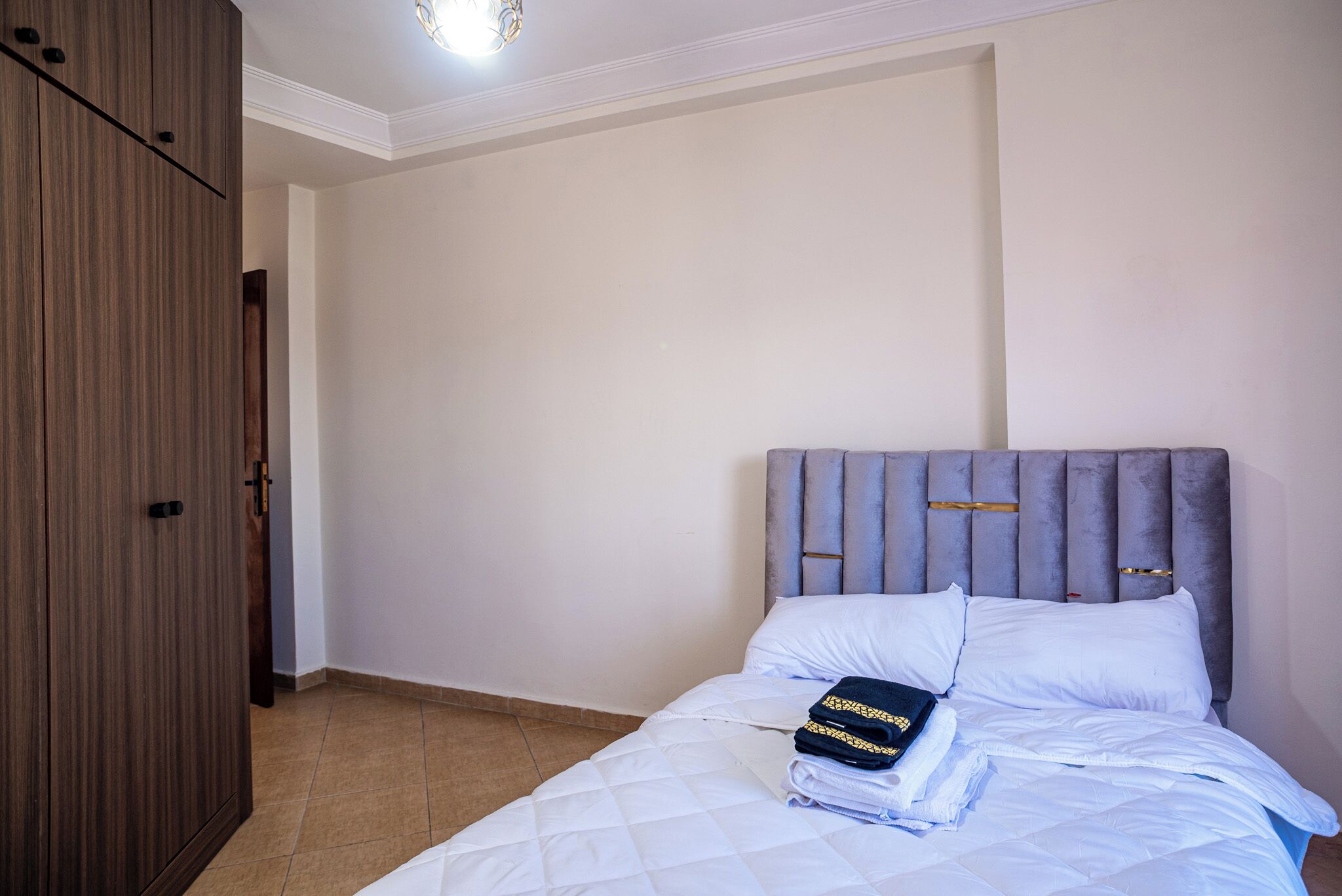 Ein Schlafzimmer mit einem Bett, einem Kleiderschrank und einer Tür.
