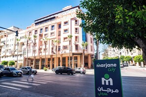 Um edifício de vários andares com arquitetura moderna, com varandas e janelas amplas.