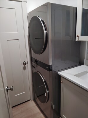 Interior - Charming 3-bedroom townhome in enchanting Idaho Falls with central air and heat. (Idaho Falls)