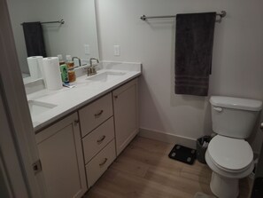 Towels, toilet paper - Charming 3-bedroom townhome in enchanting Idaho Falls with central air and heat. (Idaho Falls)