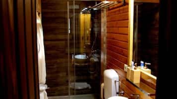 House (Five Bedroom Holiday Home) | Bathroom | Shower, towels