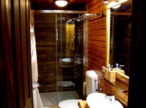 Hus (Five Bedroom Holiday Home) | Badrum | Dusch och handdukar