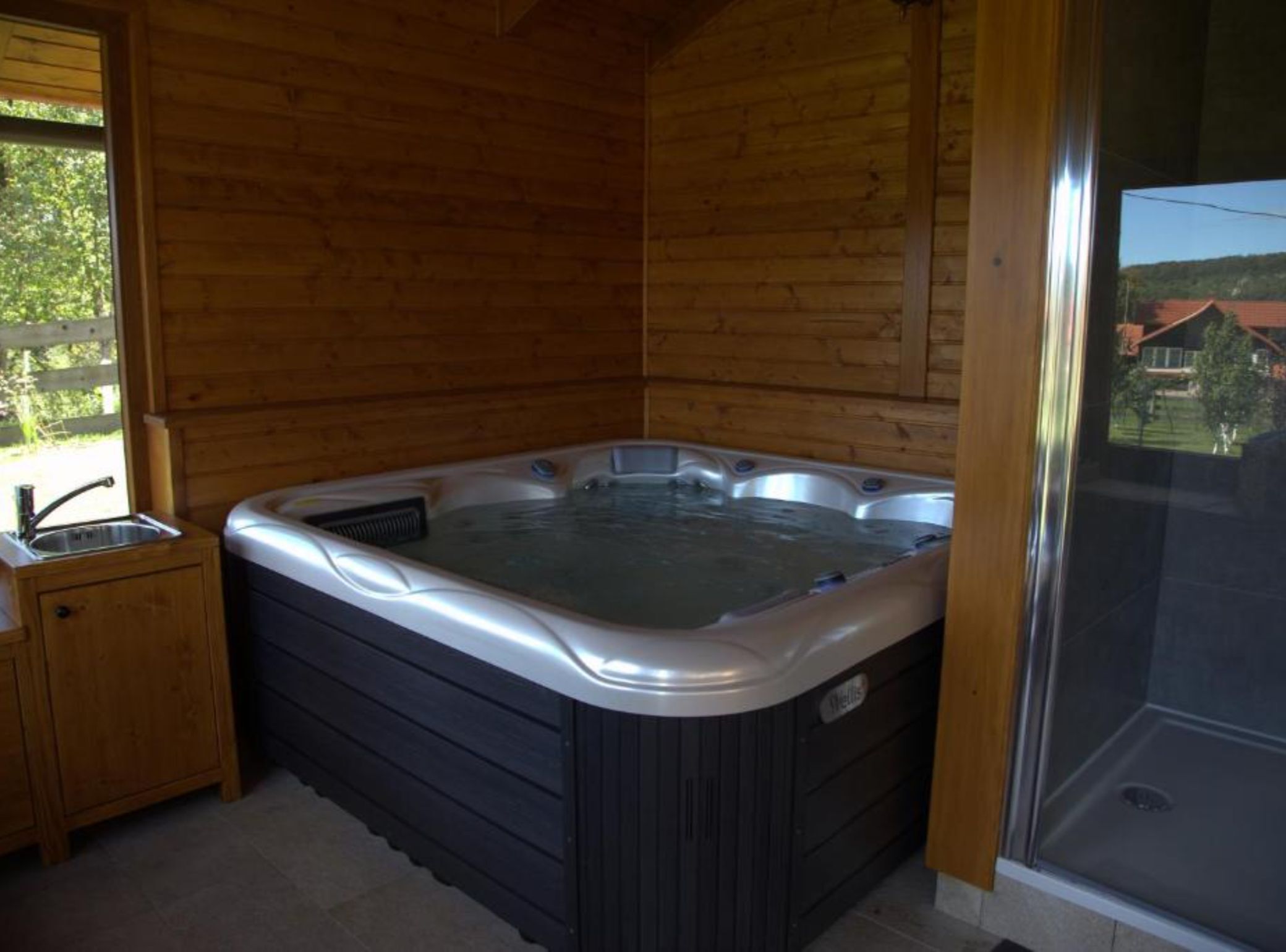 House (Five Bedroom Holiday Home) | Private spa tub