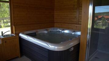 House (Five Bedroom Holiday Home) | Private spa tub