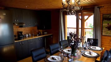 House (Five Bedroom Holiday Home) | Dining room