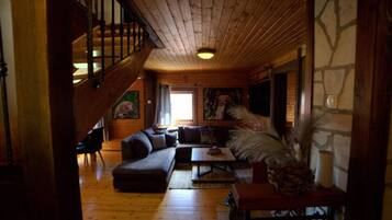 House (Five Bedroom Holiday Home) | Living room | 32-inch flat-screen TV with cable channels, ping pong