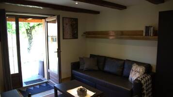 House (Five Bedroom Holiday Home) | Living room | 32-inch flat-screen TV with cable channels, ping pong