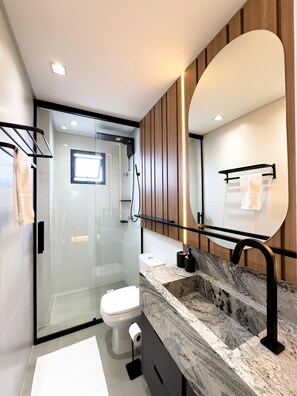 Comfort studio | Badkamer | Handdoeken, zeep, shampoo, toiletpapier