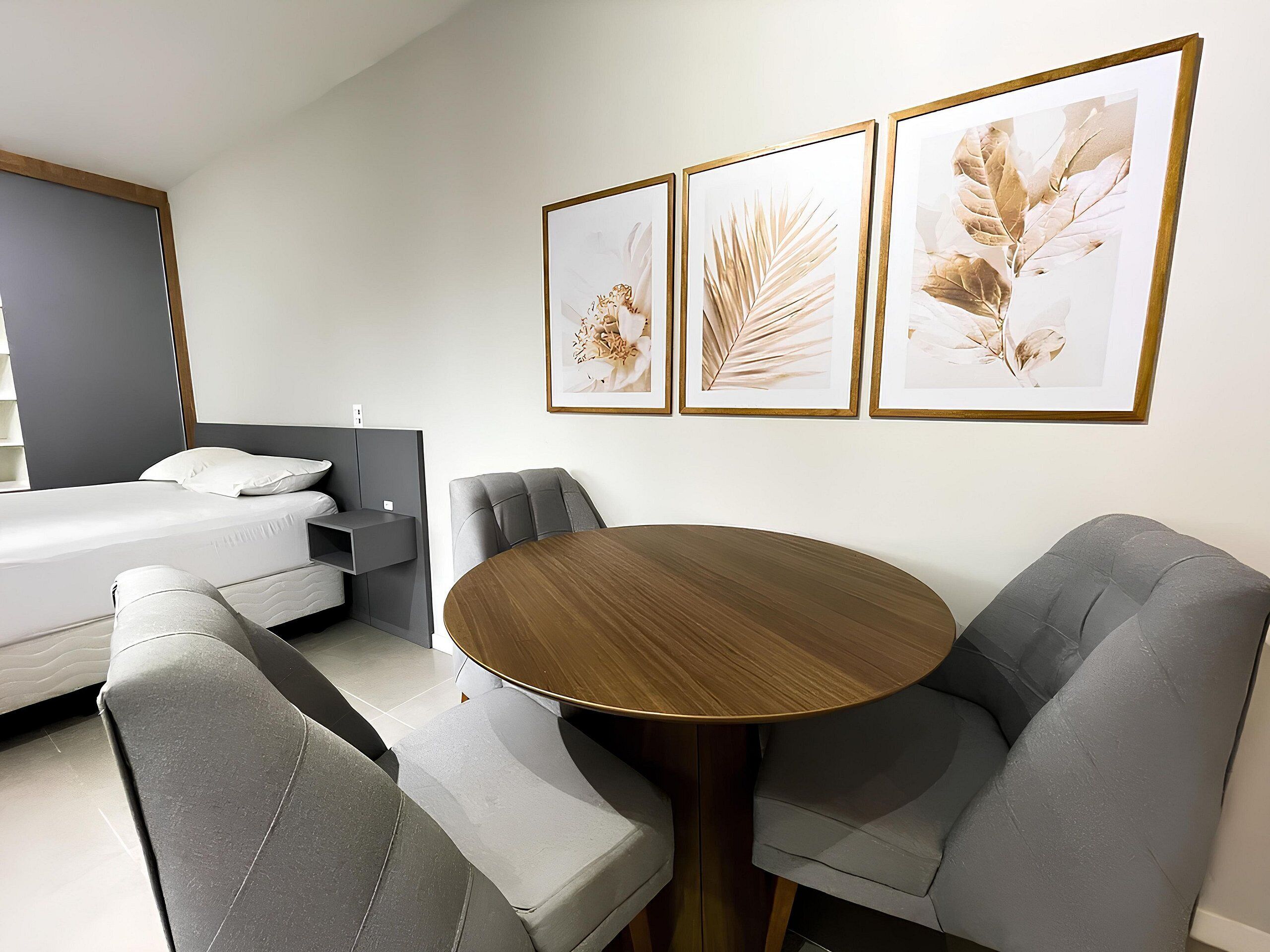 Espacio para trabajar con laptop y wifi gratis 