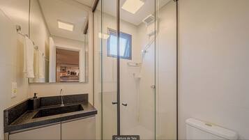 Handtücher, Seife, Shampoo, Toilettenpapier