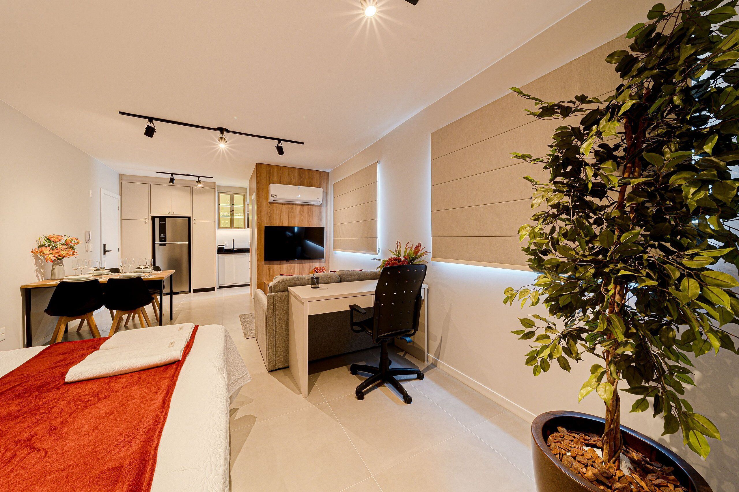 Studio | Laptopgeeigneter Arbeitsplatz, kostenloses WLAN