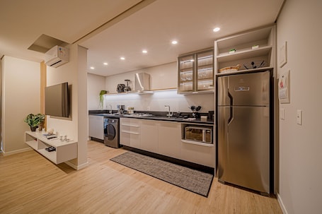 Refrigerador, microondas, placa de cocina, utensilios de cocina