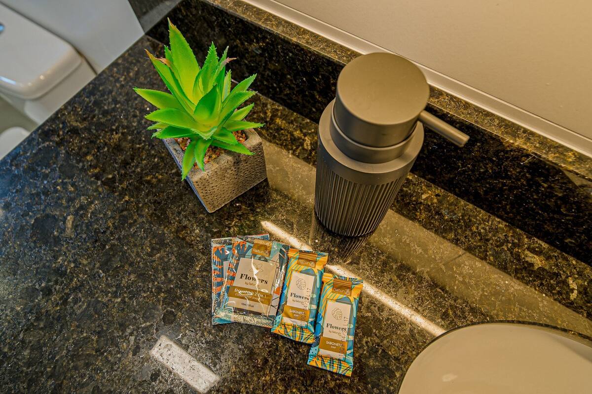 Toallas, jabón, shampoo, papel higiénico