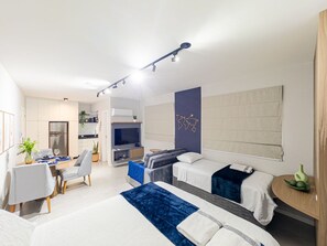 Espacio para trabajar con laptop y wifi gratis 