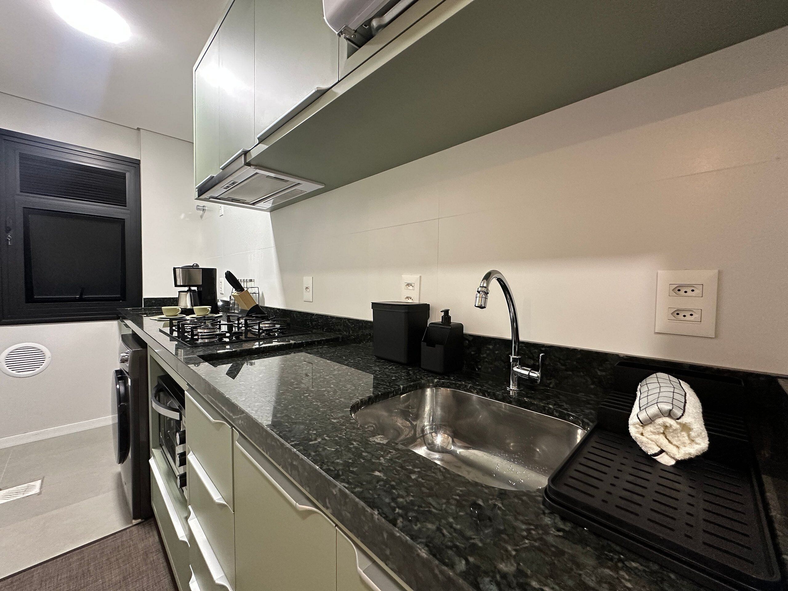 Apartamento | Cocina privada | Frigorífico, microondas, placa de cocina y utensilios de cocina