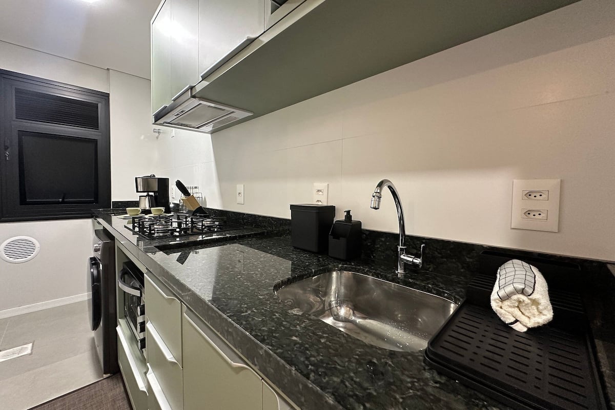 Apartamento | Cocina privada | Frigorífico, microondas, placa de cocina y utensilios de cocina