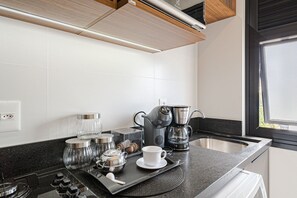 Refrigerador, microondas, placa de cocina, utensilios de cocina