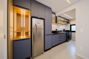 Departamento | Cocina privada | Refrigerador, microondas, parrilla de estufa y utensilios de cocina 