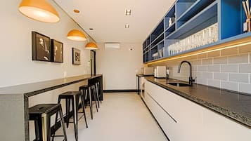 Apartemen | Dapur pribadi | Lemari es, microwave, kompor, dan peralatan masak/sendok-piring